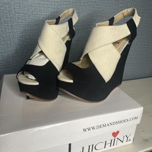 Women's suede-like fabric wedge heels.